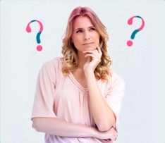 Foto di una donna dubbiosa con punti di domanda sulla sfondo. L’immagine illustra che è comune porsi molte domande sulle mestruazioni, alle quali o.b.® ha cercato di rispondere qui.